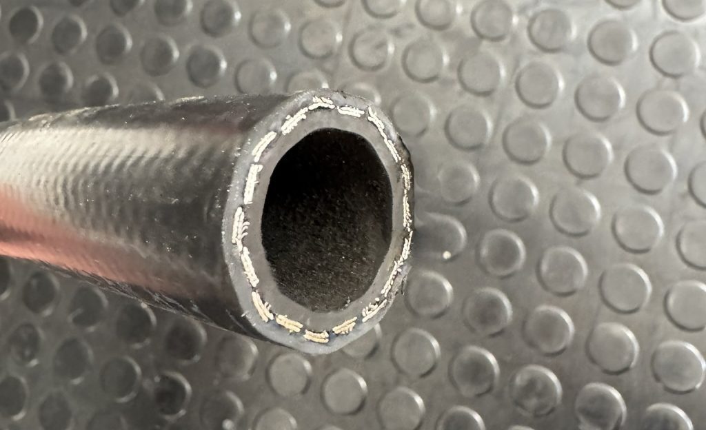 Konstrukcija hidrauličnog crijeva prema standardu EN 853 s čeličnom armaturom